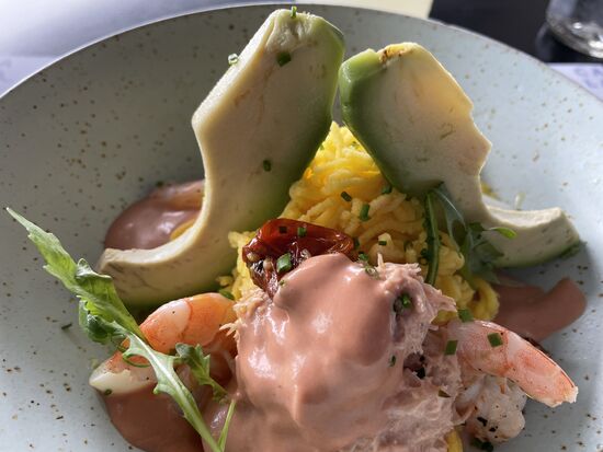 Vorspeise: Causa popeye. 
CANGREJO POPEYE, PALTA, TOMATE CONFIT, HUEVO RALLADO, ARÚGULA
Popey-Crevetten, Kartoffelschnee, getrocknete Tomaten, Avocado, Ei, Thon