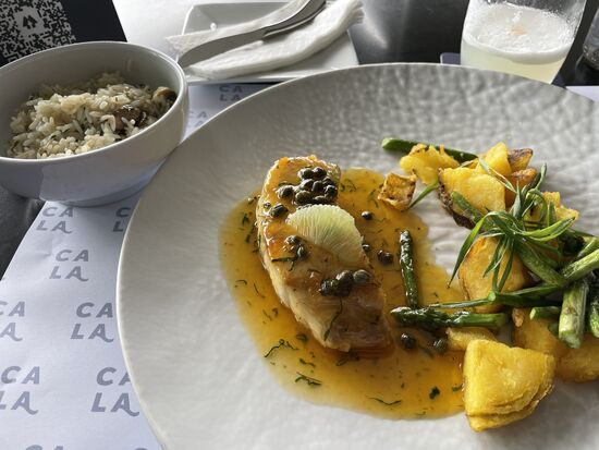 Hauptgang:   meunier cala.  
PESCA DEL DÍA BRASA, MEUNIER, PAPAS REVENTADAS, ESPÁRRAGOS, ARROZ DE LA CASA
Fang des Tages, Kartoffeln mit Spargeln und Champignonreis.
