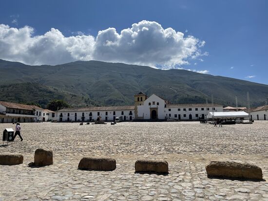 Ich muss es einfach tun: immer wenn ich aus dem Hotel komme, muss ich den Platz fotografieren, kann gar nicht anders.