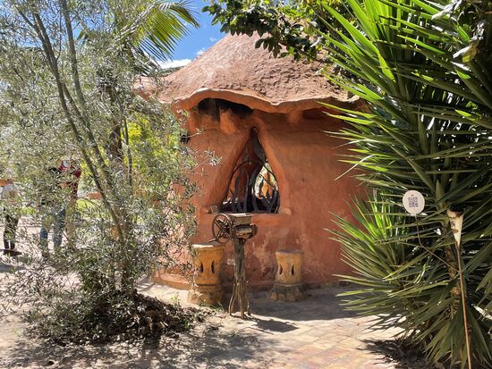 Die Rezeption ist in einem Nebengebäude