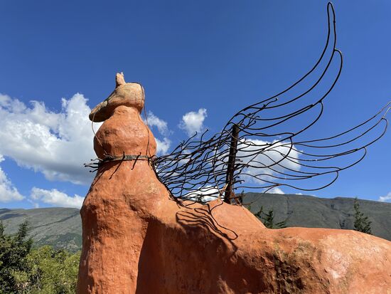 Ein geflügeltes Wesen, vielleicht das weibliche Element