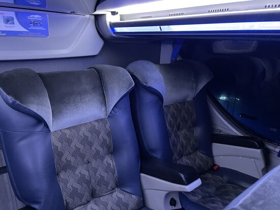 Men Platz ganz hinten am Fenster