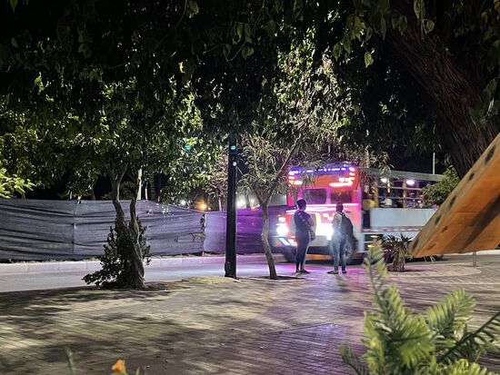 ... und schon wieder ein blinkender Partybus mit lauter Musik und feiernden Menschen.