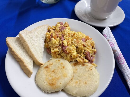 Frühstück: Rührei mit Arepas - Maisfladen