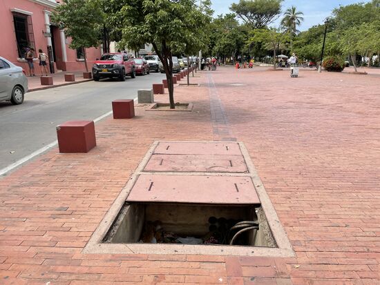 Es gibt sie auch hier überall: die Löcher in den Gehwegen. Es ist immer angebracht, aufzupassen, wohin man tritt.