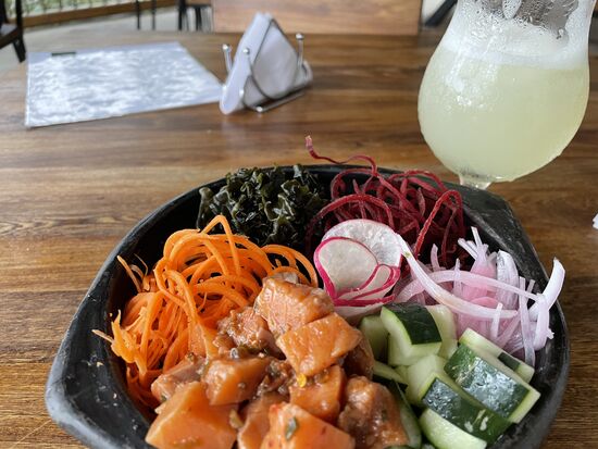 Poke bowl mit rohem Thunfisch und frischem Salat