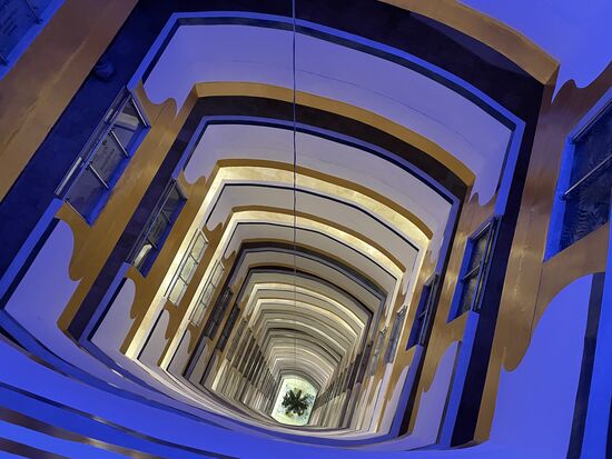 Das Treppenhaus - 100 Meter tief bis hinunter zur Lobby.