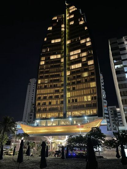 Mein Hotel - die imposante Fassade, inspiriert von Dubai