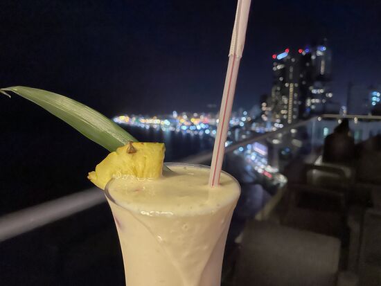 Piña Colada in der Roof-Top-Bar auf dem 30. Stock