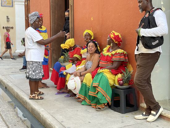 Die Frauen verdienen ihr Geld als farbige Fotosujets.