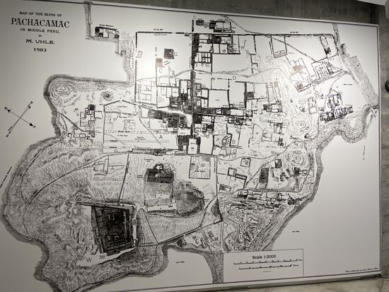 Ein riesiger Komplex mit Wohn- und Arbeitsstätten und einem Sonnentempel.