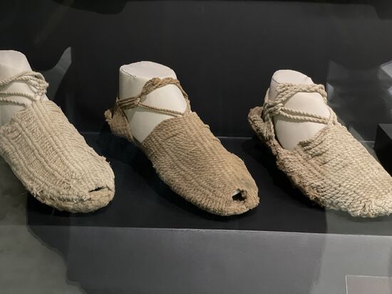 Die Sandalen erinnern mich an Makramee