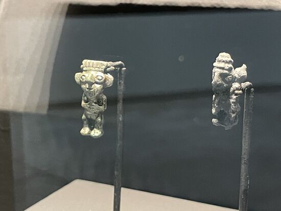 Winzige Goldschmuckstücke