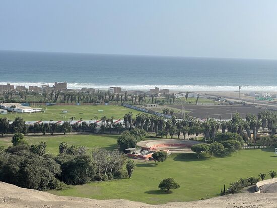 die Stierkampfarena von Pachacamac ist vom Sonnentempel gut sichtbar.