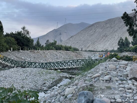 Die eingefallene Brücke über den Fluss Lurin