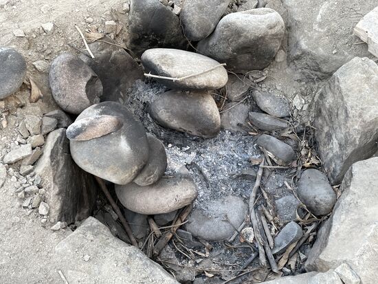 Kochstelle für Pachamanaca am Flussufer