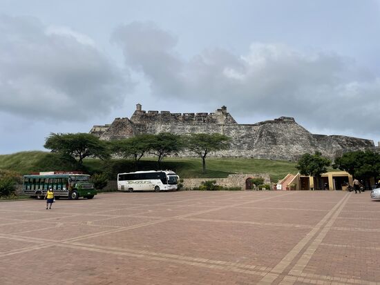 Die Festung ist riesig und steht auf einem 40 Meter hohen Hügel.