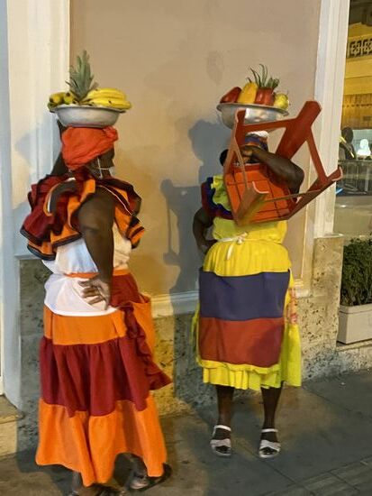 Sie hält sich einen Stuhl vors Gesicht, weil ich sie nur beim Vorbeifahren fotografiere...