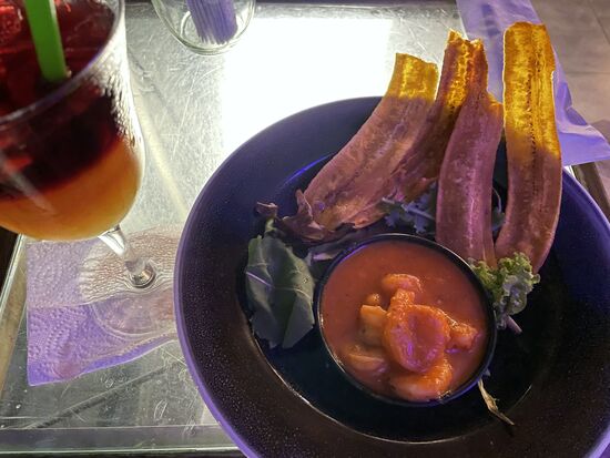 Crevetten in Tomatensosse mit Bananenchips