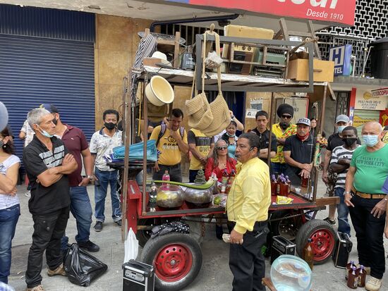 HIer wird Medizin verkauft. Warum da nur Männer sich dafür interessieren, kann ich nicht ergründen. Leider habe ich den Anfang der Verkaufspräsentation verpasst.