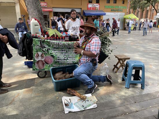 Auch hier ist es Naturmedizin, verschiedene Kräuter aus den Dschungel die gegen jedes Leiden helfen.