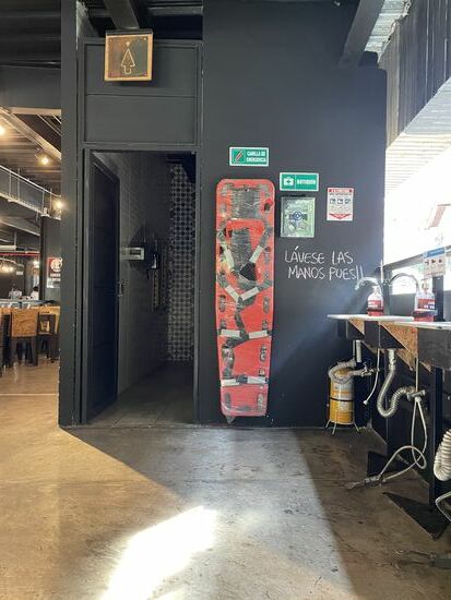 Diese Rettungsgeräte sehe ich an sehr vielen Orten in der ganze Stadt. Es ist eine Rettungsbare. Daneben sind hier spezielle Waschbecken angebracht, die man überall am Eingang von Restaurants findet. Covid-Präventation.