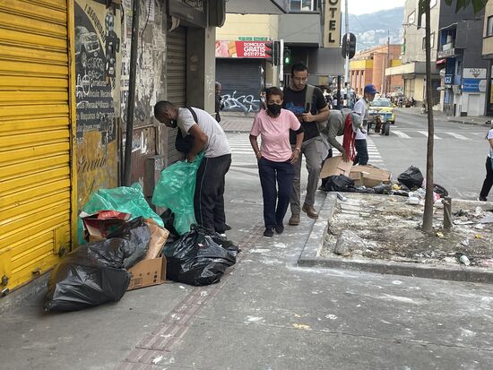 Allgegenwärtig sind die Menschen, die den Abfall durchwühlen auf der Suche nach etwas, das man verkaufen könnte.