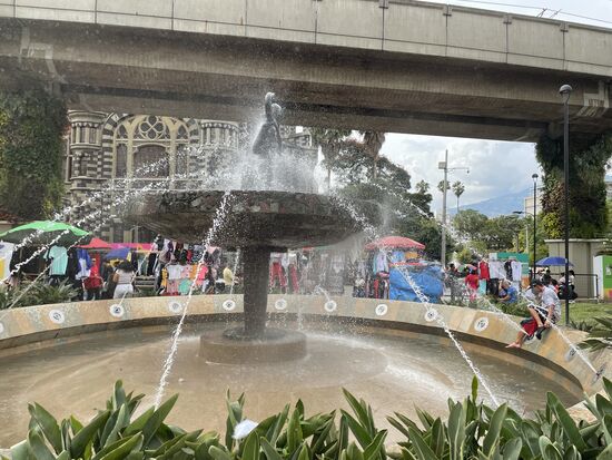 In der Nähe des Boteroplatzes. Der junge Mann rechts hat sich gerade richtiggehend geduscht.