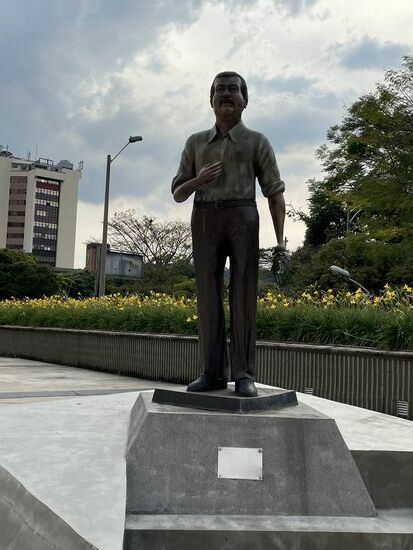 Ein Mann aus dem Volk. Die Plakette ist leer, est steht kein einziger Buchstabe darauf.