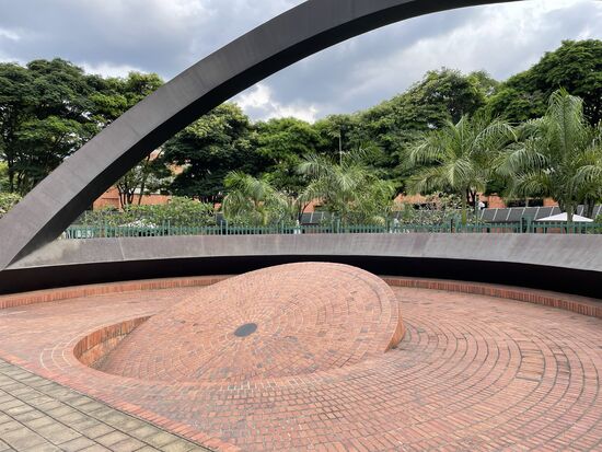 Auch dieses Denkmal lässt mich ratlos. Ob das die Bestätigung ist, dass auch in dieser Stadt viele Abflussdeckel schief stehen, oder sehr oft gleich überhaupt fehlen. Auch hier muss man überall aufpassen, dass man nicht in irgend ein Loch tritt.