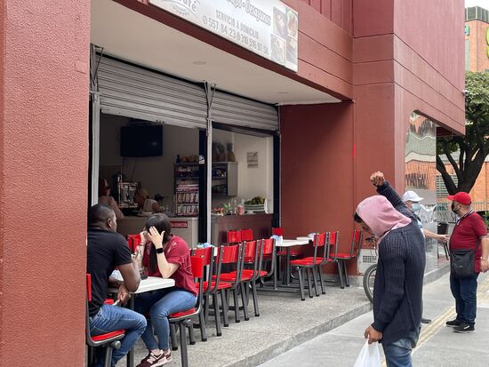 Ein Bettler versucht vor einem Restaurant auf sich und seine Notlage aufmerksam zu machen. Meistens nutzt es nichts, dann schleicht er weiter, bleibt vor dem nächsten Lokal wieder stehen...