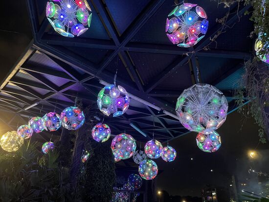 Die simplen weissen Kugeln, vom Nachmittag haben sich in leuchtende Lampen verwandelt.