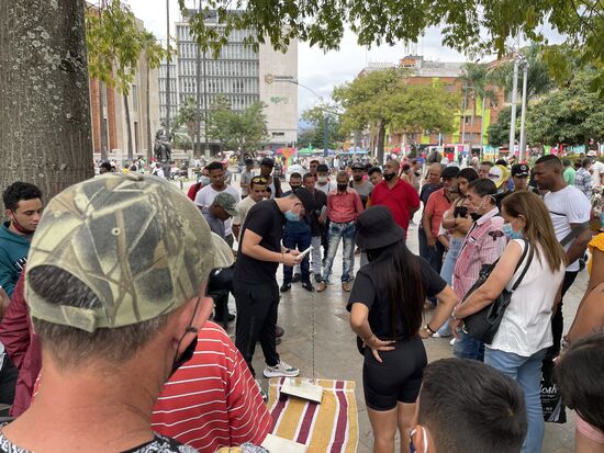 Ob er es schafft, die Flasche aufzustellen?
