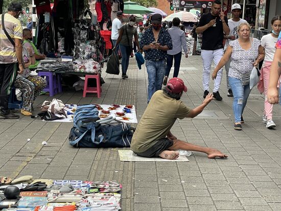 Sitzt da mit seinem verkrüppelten Bein.
