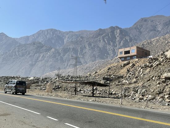 ein einsames Haus in der steinigen Wüste. Bald werden ihm wohl andere folgen.