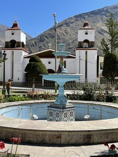 Der Brunnen des Hauptplatzes mit der Kirche im Hintergrund.