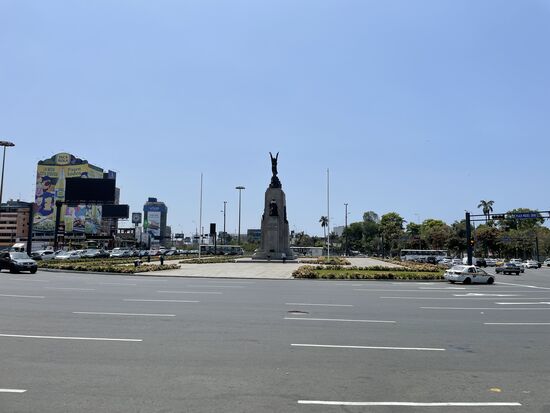 Monument von Miguel Grau - leider kann man ihn aus dieser Sicht nicht sehen, ausserdem wollte ich mehr den Platz, als den Mann aufnehmen.