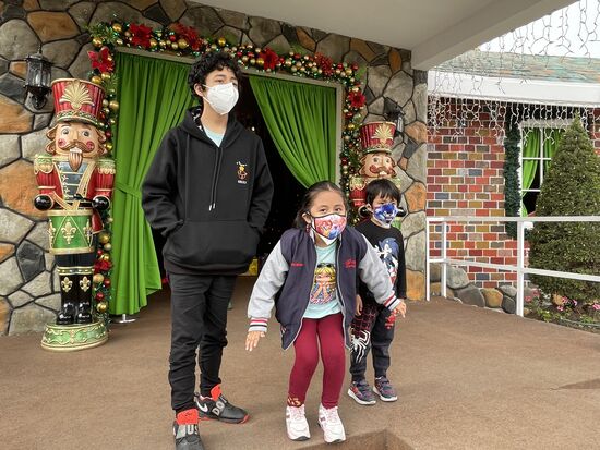 Vor dem Eingang zu Santa Claus Haus