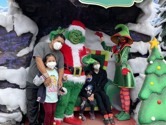 Beim Grinch, mit einem der grünen Trolle