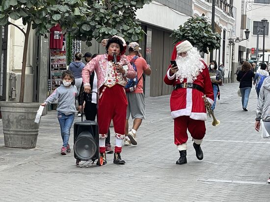 Musikclown und Weihnachtsmann, eine spannende Kombination.