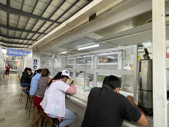 Einzel-Essplätze mit Plexiglas abgetrennt. Corona-conform