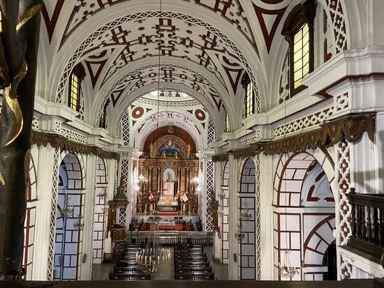 Blick von der Empore in das eigenwillig gestaltete Kirchenschiff