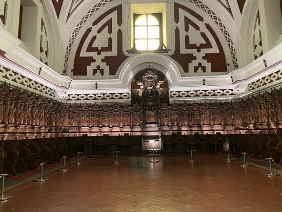 Die Sakristei, wo ihn grossen Kommoden die verschiedenen Messgewänder aufbewahrt werden.