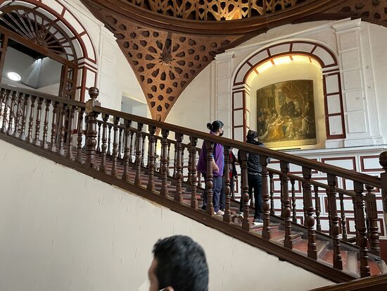 Das grosszügige Treppenhaus mit der wunderschönen Holzkuppel