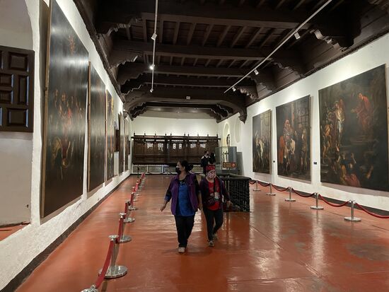 Gemäldegalerie mit riesigen Oelbildern