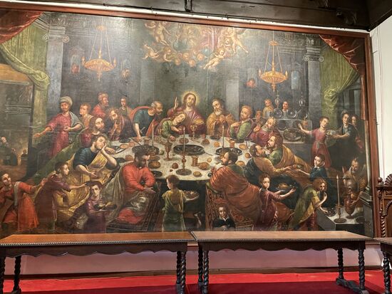 Das letzte Abendmahl mit einem Guy, einem Meerschweinchen in der MItte der Tafel.