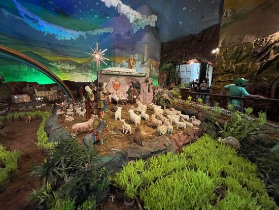 Es ist die grösste Krippenanlage, die ich hier in Lima gesehen habe. Es ist eine ganze Landschaft mit einem fliessenden Bach, echten Pflanzen, unzähligen Figuren, peruanischer Landbevölkerung und nebst Schafen und Ziegen finden sich auch ein paar Lamas.