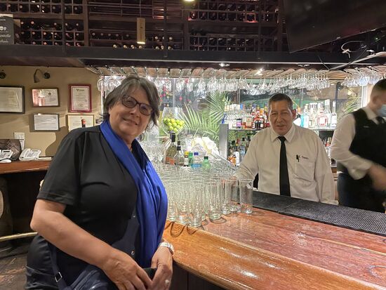 Der Papa von Enrique, dem Bartender, der mir sonst die Piscos zubereitet. Auch der Vater kann das perfekt. Enrique liess sogar eine Runde spendieren, obwohl er heute frei hatte.