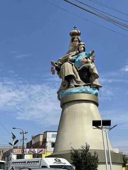 Juan kennt meine Schwäche für die Virgin del Carmen und er fährt immer extra langsam an dieser Statue vorbei, damit ich mich verabschieden kann.