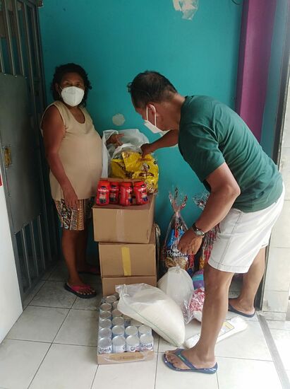 Mama Teresa und Pablo beim Bereitstellen der Einkäufe für die Chocolatada